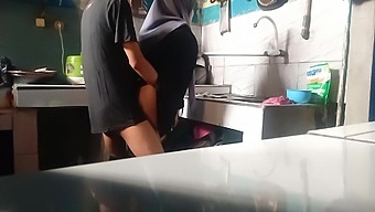 Indonesian stepsister gets her pussy filled with cum while washing dishes