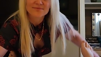 A mature woman reached the top of pleasure with her lover in a passionate session.